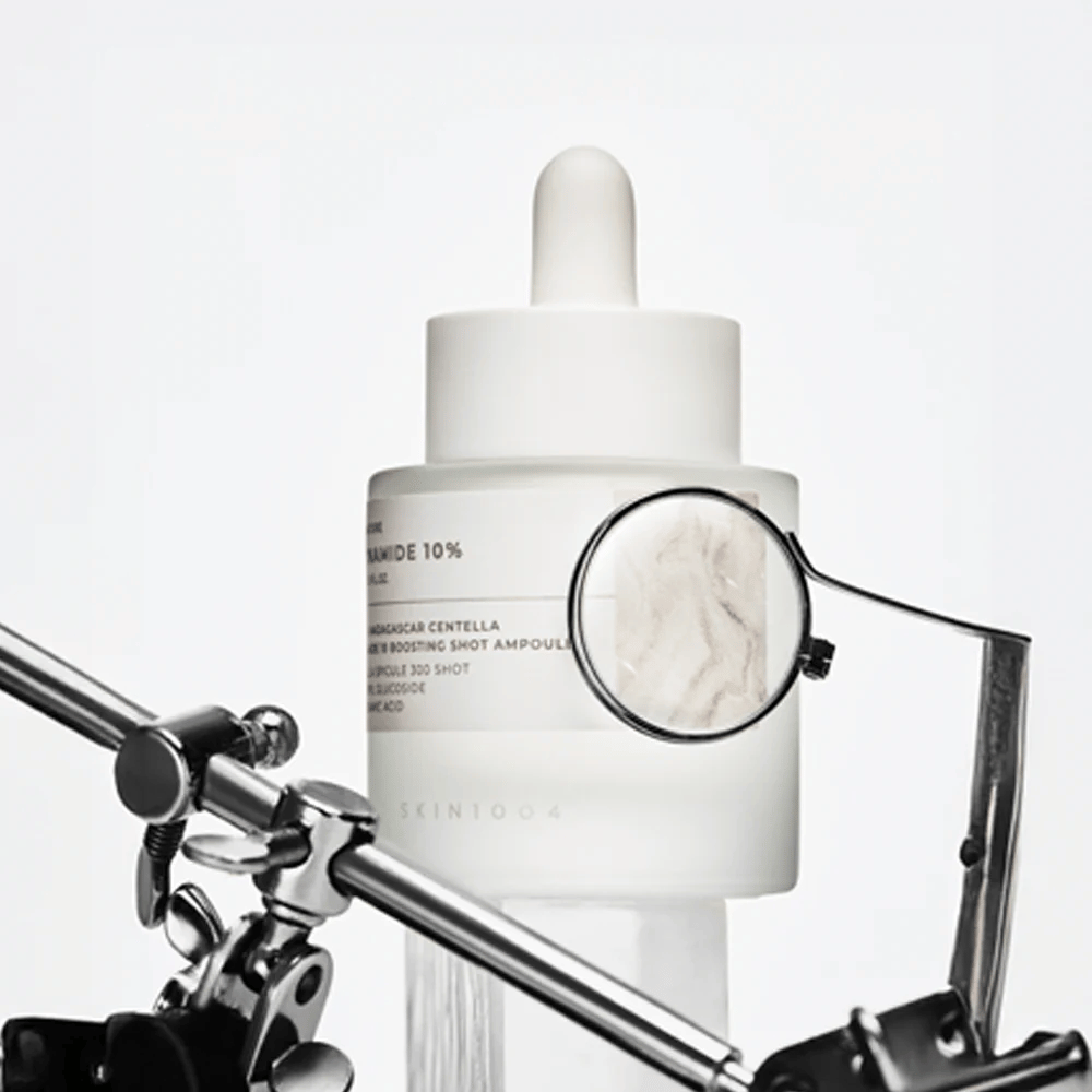 Λεπτομερής εικόνα του SKIN1004 Madagascar Centella Niacinamide 10 Boosting Shot Ampoule που αναδεικνύει την εστίαση στα συστατικά και την ενεργή φόρμουλα για πιο καθαρό δέρμα και ομοιόμορφη υφή δέρματος.