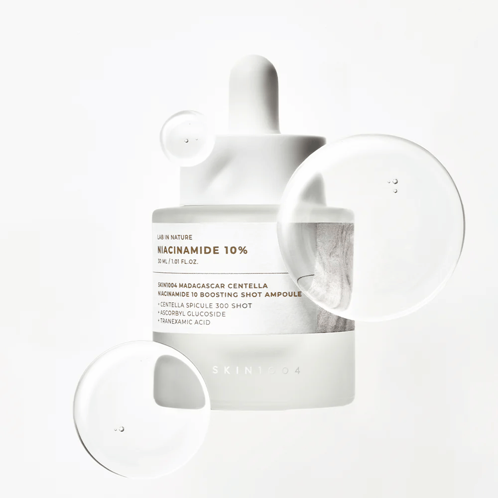 SKIN1004 Madagascar Centella Niacinamide 10 Boosting Shot Ampoule με σταγόνες ορού που δείχνουν ελαφριά, γρήγορα απορροφήσιμη φόρμουλα με νιασιναμίδη, τρανεξαμικό οξύ και centella.