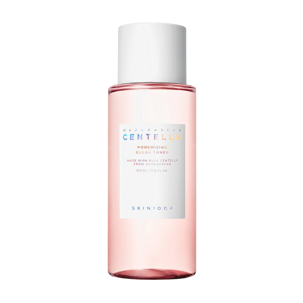 Ένα μπουκάλι με Madagascar Centella Poremizing Clear Toner, το οποίο είναι διαφανές με ροζ απόχρωση. Το προϊόν έχει λευκό καπάκι και ετικέτα με το κείμενο "Poremizing Clear Toner" και "Made with Pure Centella from Madagascar." Το μπουκάλι χωράει 210 ml και προσφέρει μια αίσθηση φρεσκάδας και περιποίησης δέρματος.