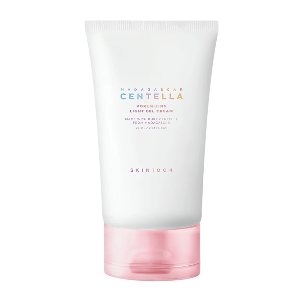 Madagascar Centella Poremizing Light Gel Cream παρουσιάζεται σε ένα λευκό και ροζ σωληνάριο. Το προϊόν είναι φτιαγμένο με καθαρή centella από τη Μαδαγασκάρη και έχει μια ελαφριά, σαν ζελέ υφή, καθιστώντας το ιδανικό για τη μείωση των πόρων και την παροχή μιας φρέσκιας αίσθησης.