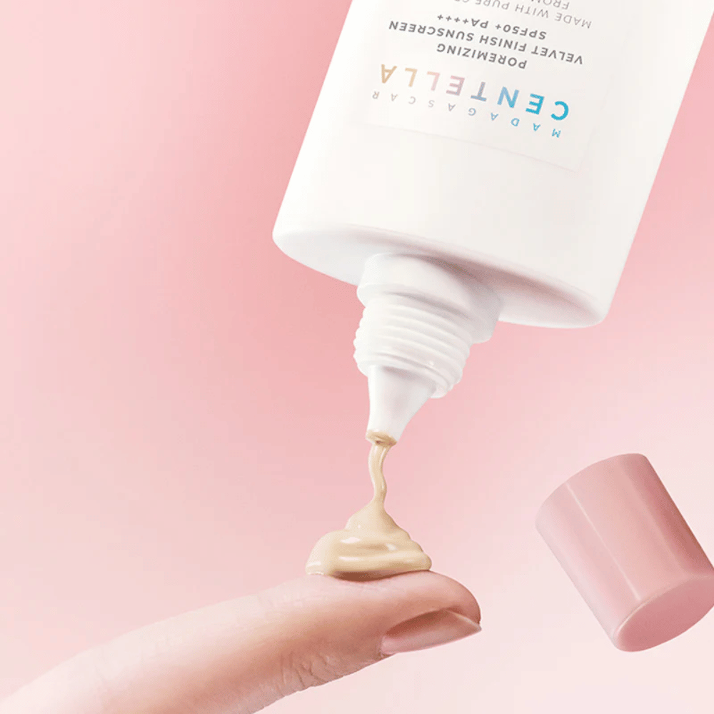 Η κρεμώδης υφή του SKIN1004 Madagascar Centella Poremizing Velvet Finish Sunscreen SPF 50+ PA++++ λιώνει πάνω στο δέρμα και προσφέρει φυσικό, βελούδινο τελείωμα χωρίς κολλώδη αίσθηση.