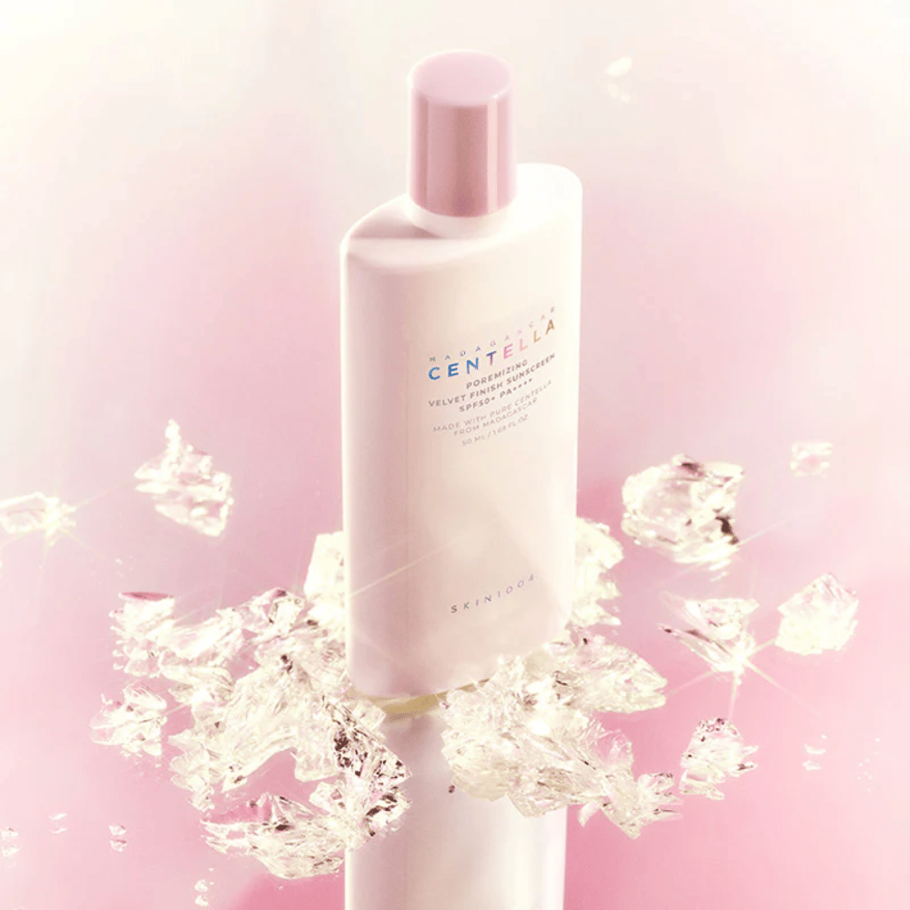 SKIN1004 Madagascar Centella Poremizing Velvet Finish Sunscreen SPF 50+ PA++++ με ελαφριά σύνθεση που απορροφάται εύκολα και προσφέρει προστασία μεγάλης διάρκειας με απαλή, βελούδινη αίσθηση.
