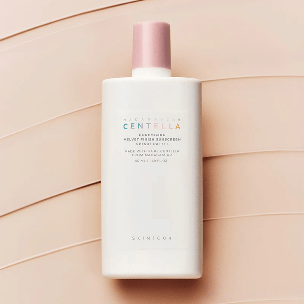 SKIN1004 Madagascar Centella Poremizing Velvet Finish Sunscreen SPF 50+ PA++++ με Centella Asiatica που καταπραΰνει το δέρμα και αφήνει ένα ευχάριστο, ματ τελείωμα χωρίς λευκό ίχνος.