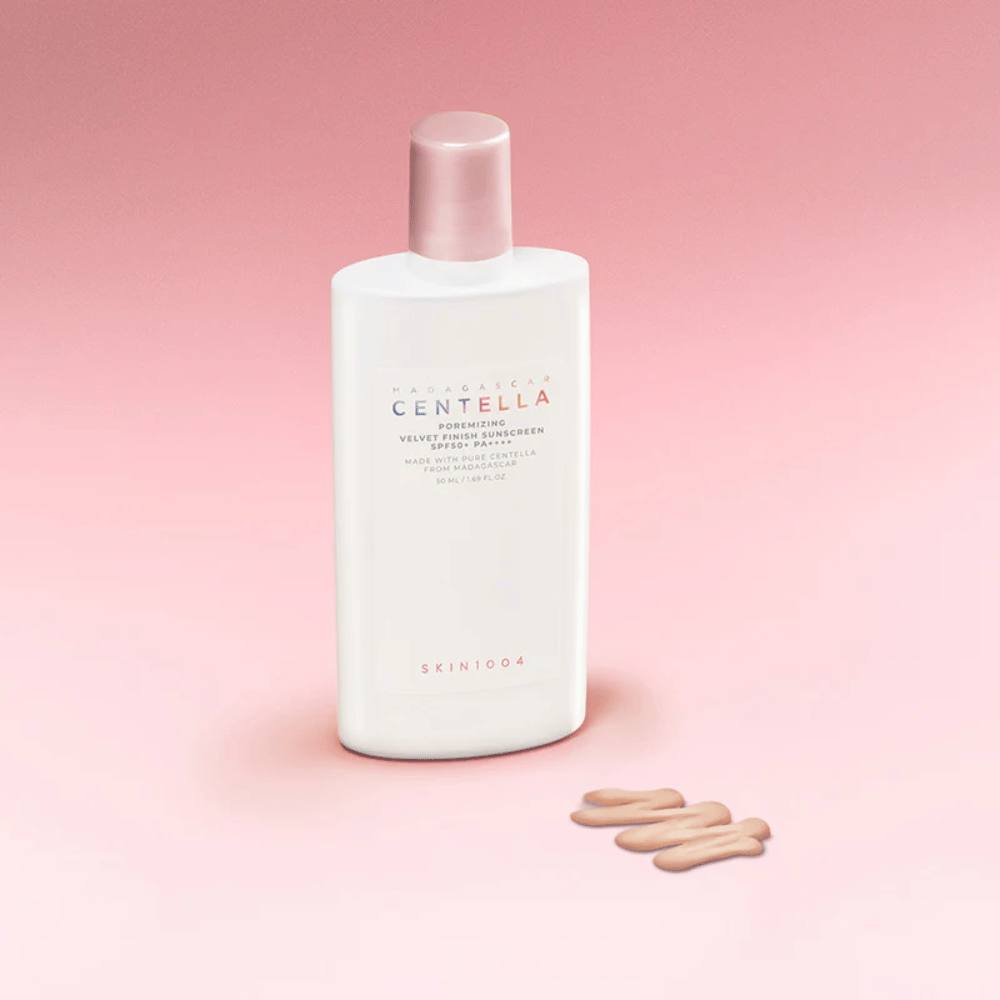 SKIN1004 Madagascar Centella Poremizing Velvet Finish Sunscreen SPF 50+ PA++++ – ελαφριά αντηλιακή κρέμα με βελούδινο τελείωμα που προστατεύει το δέρμα και βοηθά στον έλεγχο της γυαλάδας.