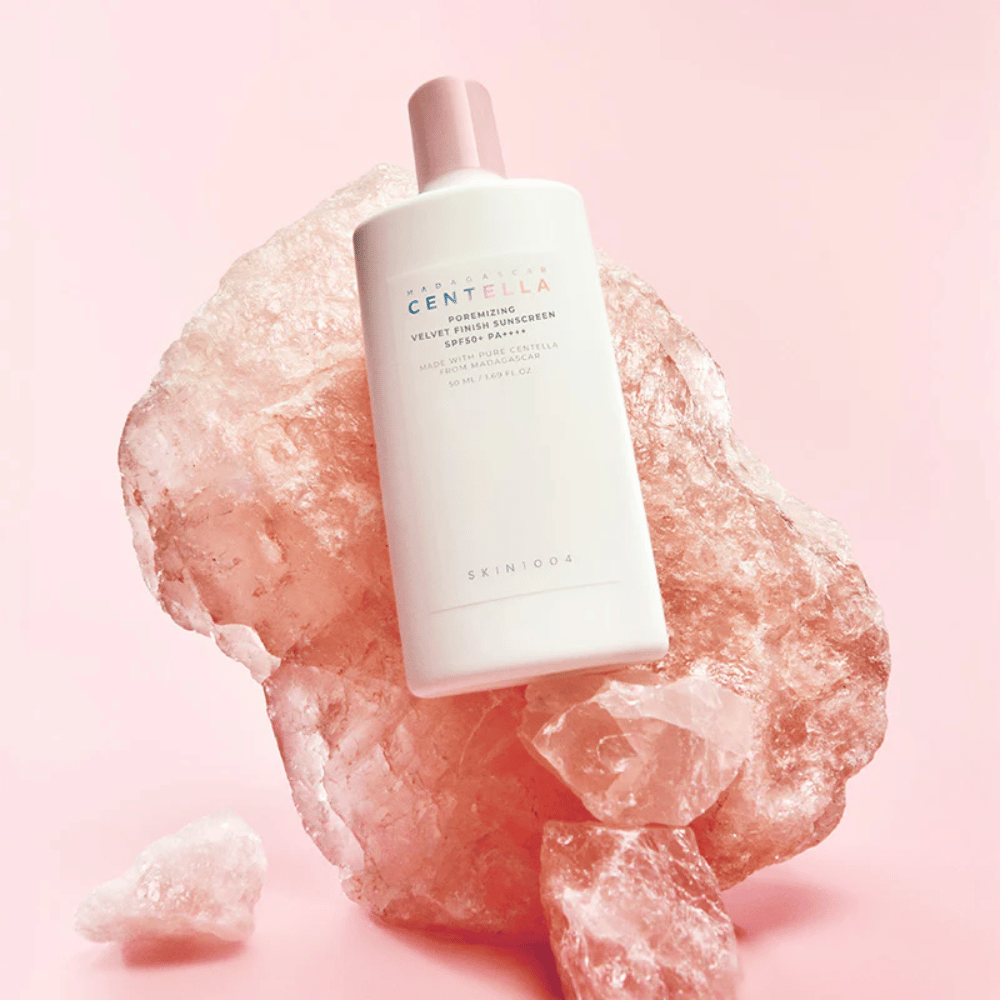 SKIN1004 Madagascar Centella Poremizing Velvet Finish Sunscreen SPF 50+ PA++++ με Centella Asiatica από τη Μαδαγασκάρη που καταπραΰνει το δέρμα και προσφέρει φυσικά ματ, απαλό τελείωμα.