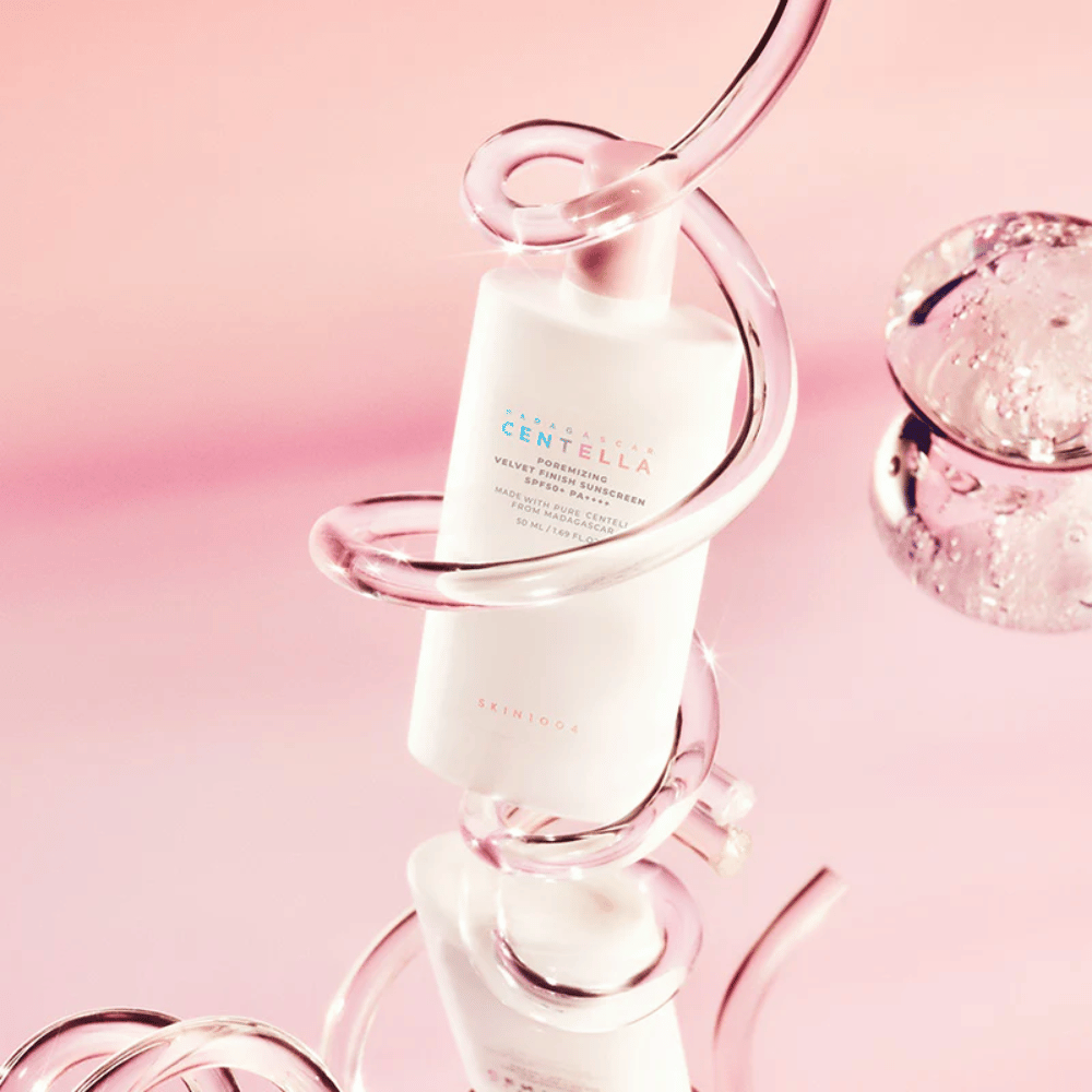 SKIN1004 Madagascar Centella Poremizing Velvet Finish Sunscreen SPF 50+ PA++++ με βελούδινο τελείωμα που προστατεύει το δέρμα από τις ακτίνες UVA και UVB, ενώ παράλληλα βοηθά στην ελαχιστοποίηση της εμφάνισης των πόρων.