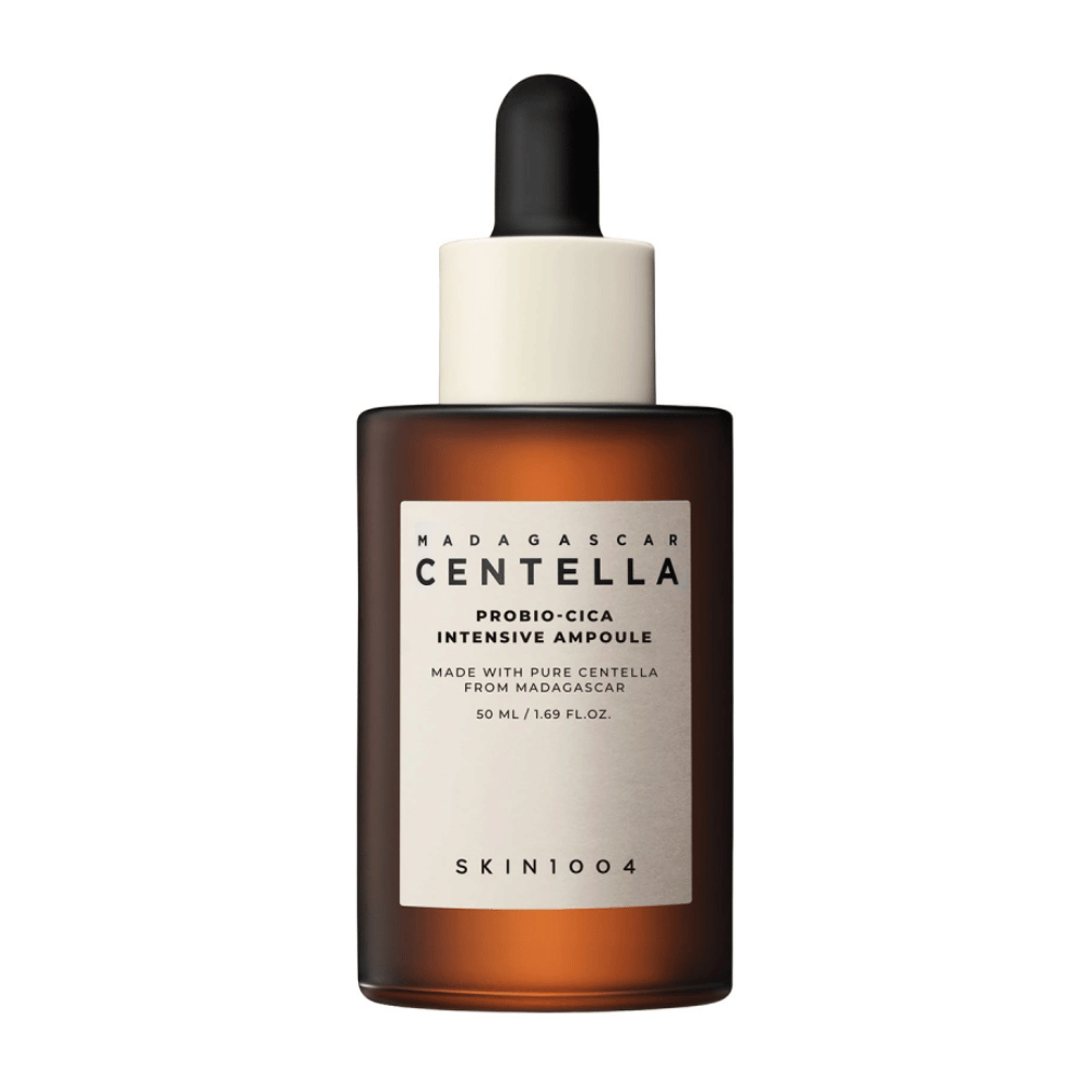 Μπουκάλι με "Madagascar Centella Probio-Cica Intensive Ampoule" από SKIN1004, περιποίηση δέρματος με centella από τη Μαδαγασκάρη.