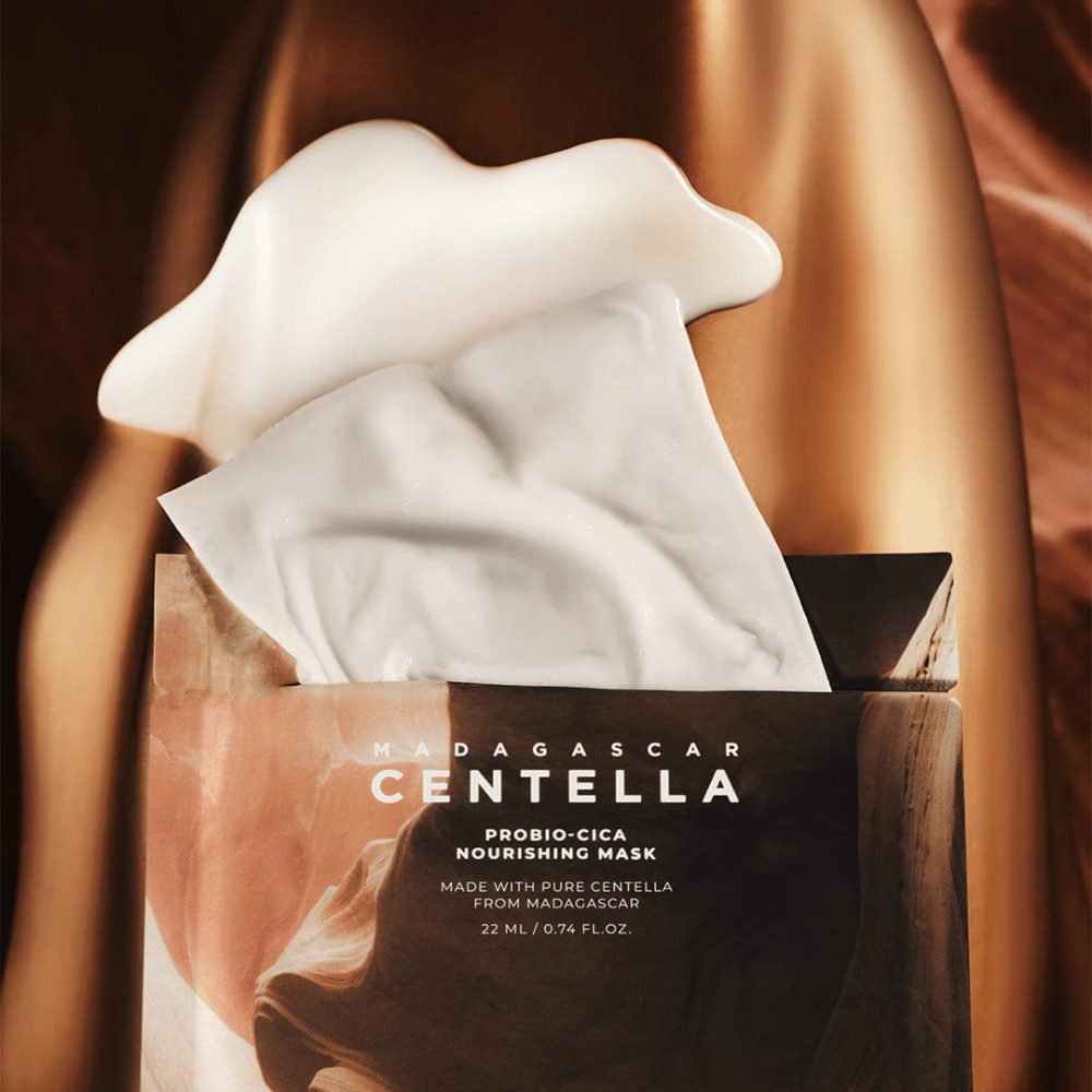 Συσκευασία με τραβηγμένη έξω sheet mask που δείχνει πλούσια ουσία και ενυδατική δράση.