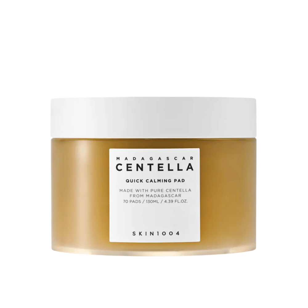 SKIN1004 Madagascar Centella Quick Calming Pad – καφέ πλαστικό δοχείο με λευκό καπάκι και λευκή ετικέτα, περιέχει 70 επιθέματα (130 ml).