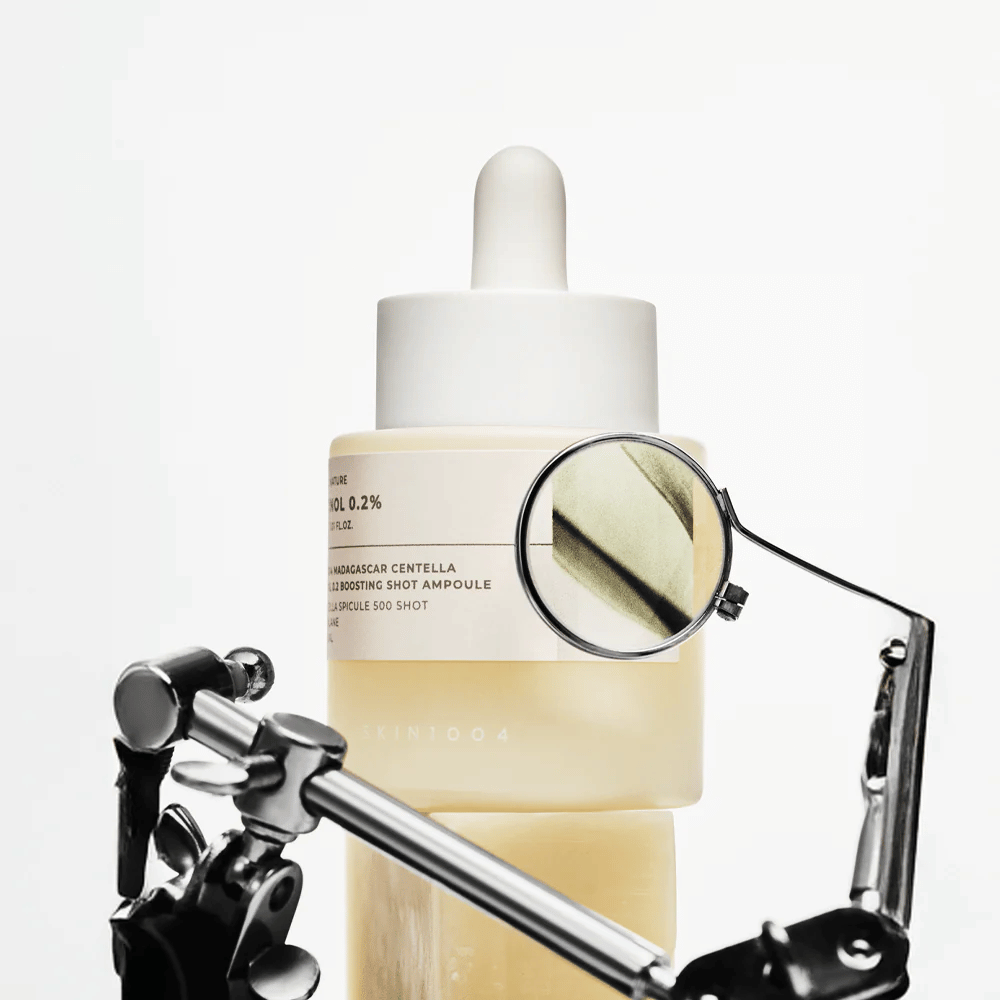 Λεπτομερής εικόνα του SKIN1004 Madagascar Centella Retinol 0.2 Boosting Shot Ampoule που αναδεικνύει την ενεργή φόρμουλα με ρετινόλη, centella spicule και squalane για αποτελεσματική ανανέωση του δέρματος.