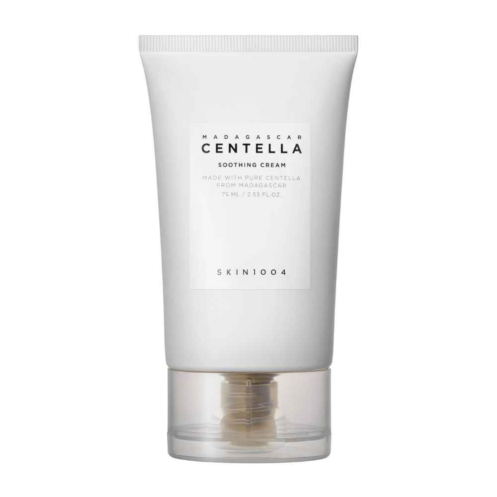 Ένας λευκός σωλήνας από Madagascar Centella Soothing Cream από SKIN1004 με διάφανο καπάκι. Το κείμενο στον σωλήνα περιγράφει το προϊόν ως καταπραϋντικό και κατασκευασμένο με καθαρή Centella από τη Μαδαγασκάρη. Ο σωλήνας περιέχει 75 ml / 2.53 fl. oz.