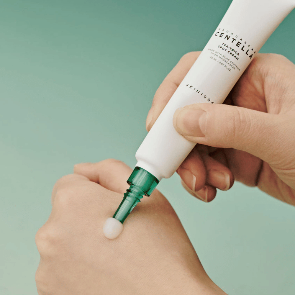 Εφαρμογή της SKIN1004 Madagascar Centella Tea-Trica Spot Cream στο δέρμα – στοχευμένη θεραπεία κατά των σπυριών, των κηλίδων και των φλεγμονωδών περιοχών.