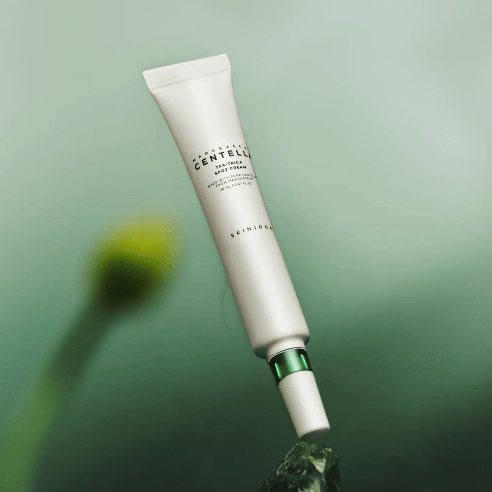 SKIN1004 Madagascar Centella Tea-Trica Spot Cream αιωρούμενη σε πράσινο φόντο – αποτελεσματική θεραπεία σημείου treatment για δέρμα με τάση ακμής με centella από τη Μαδαγασκάρη.