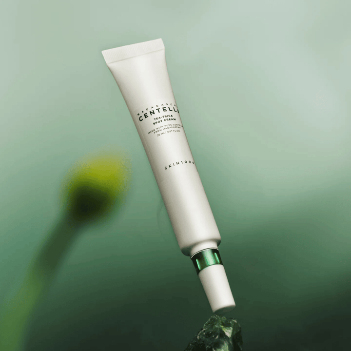 SKIN1004 Madagascar Centella Tea-Trica Spot Cream αιωρούμενη σε πράσινο φόντο – αποτελεσματική θεραπεία σημείου treatment για δέρμα με τάση ακμής με centella από τη Μαδαγασκάρη.