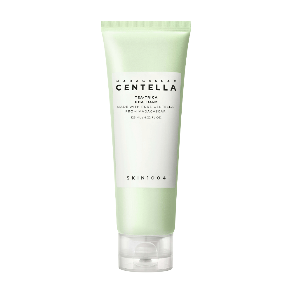 Το προϊόν "Madagascar Centella Tea-trica BHA Foam" παρουσιάζεται σε πράσινο και λευκό σωλήνα. Είναι σχεδιασμένο για να καθαρίζει το δέρμα και περιέχει καθαρή Centella από τη Μαδαγασκάρη. Ο όγκος είναι 125 ml.