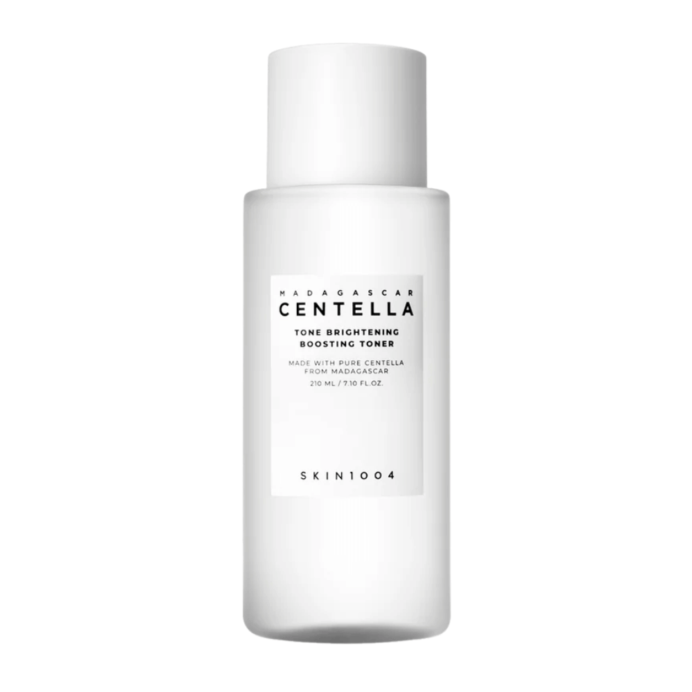 Εικόνα προϊόντος στο SKIN1004 Madagascar Centella Tone Brightening Boosting Toner - ένα λευκό, κομψό μπουκάλι με μινιμαλιστικό σχεδιασμό και μαύρο κείμενο.