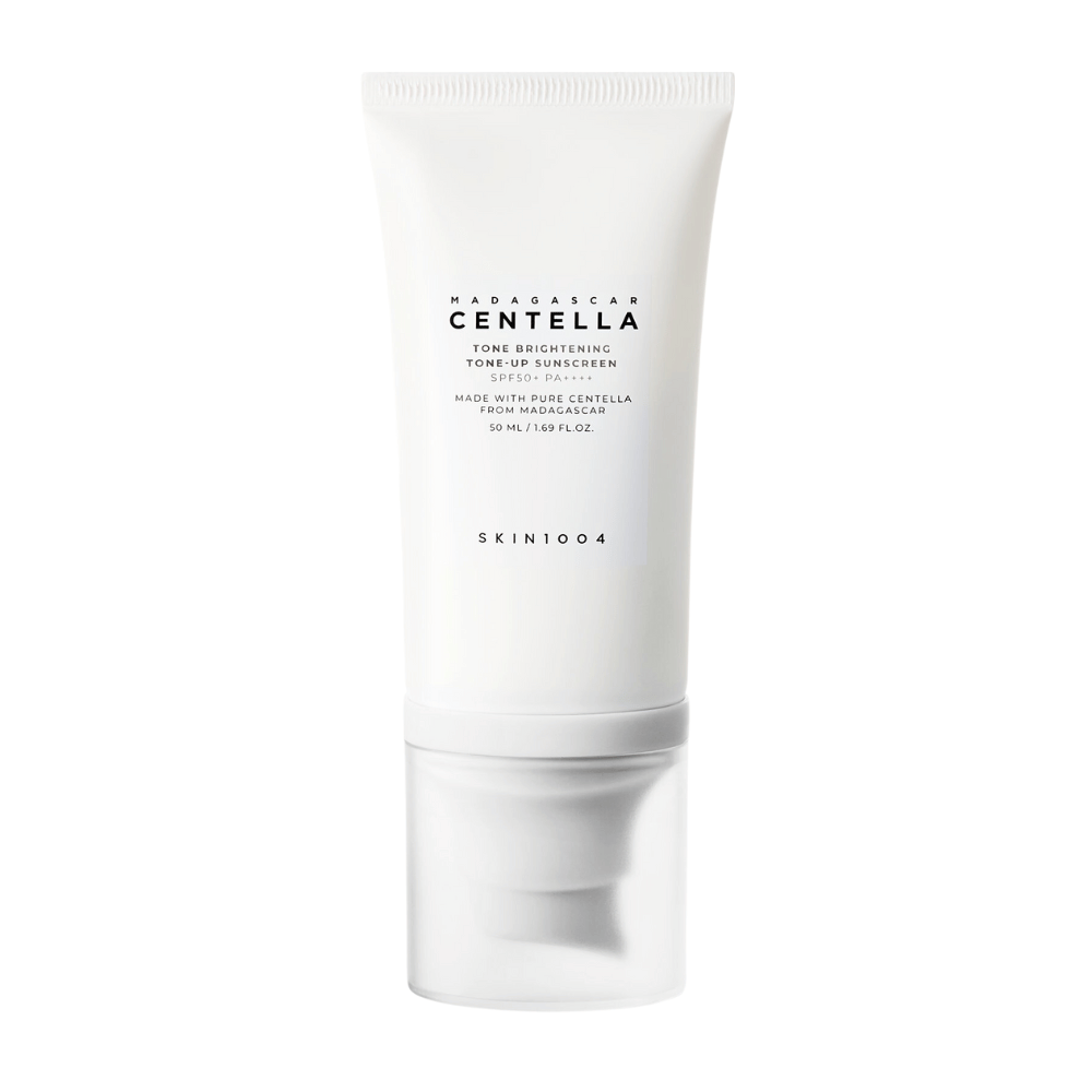 Ένα σωληνάριο με Madagascar Centella Tone Brightening Tone-Up Sunscreen από SKIN1004. Ο σωλήνας είναι λευκός με μαύρο κείμενο και περιέχει 50 ml. Το προϊόν έχει SPF 50+ PA++++ και είναι κατασκευασμένο με καθαρή Centella από τη Μαδαγασκάρη.