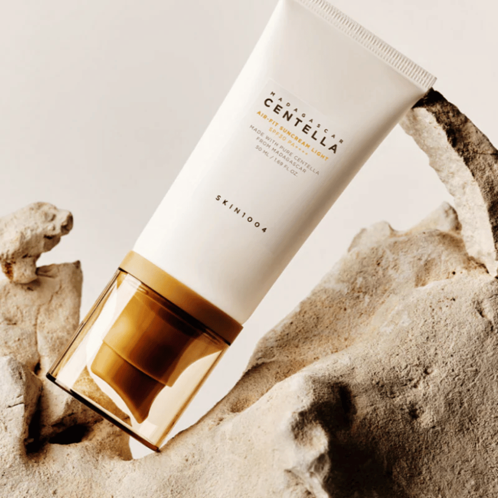 SKIN1004 Madagascar Centella Air-Fit Suncream Light SPF30 – ενυδατική αντηλιακή προστασία που βοηθά στην ενίσχυση του δερματικού φραγμού και προσφέρει ένα φυσικό, φρέσκο αποτέλεσμα.