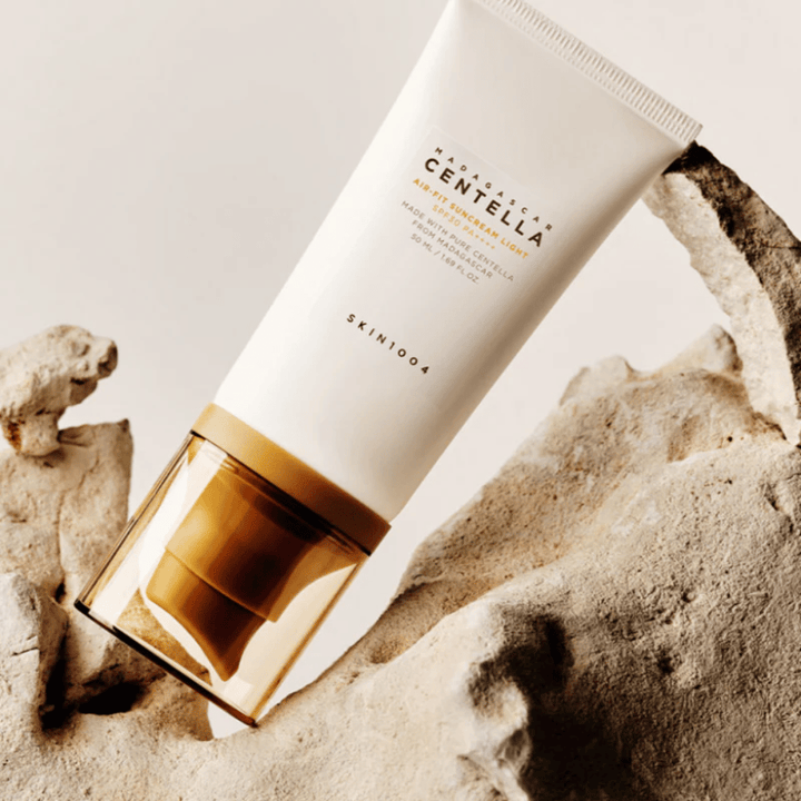 SKIN1004 Madagascar Centella Air-Fit Suncream Light SPF30 – ενυδατική αντηλιακή προστασία που βοηθά στην ενίσχυση του δερματικού φραγμού και προσφέρει ένα φυσικό, φρέσκο αποτέλεσμα.