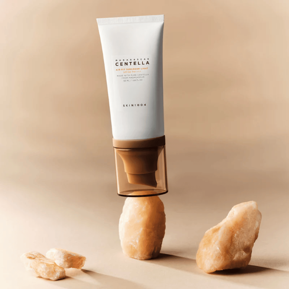 SKIN1004 Madagascar Centella Air-Fit Suncream Light – κορεατική αντηλιακή κρέμα με ελαφριά φόρμουλα που απορροφάται γρήγορα και βοηθά στην ηρεμία του δέρματος με centella asiatica.