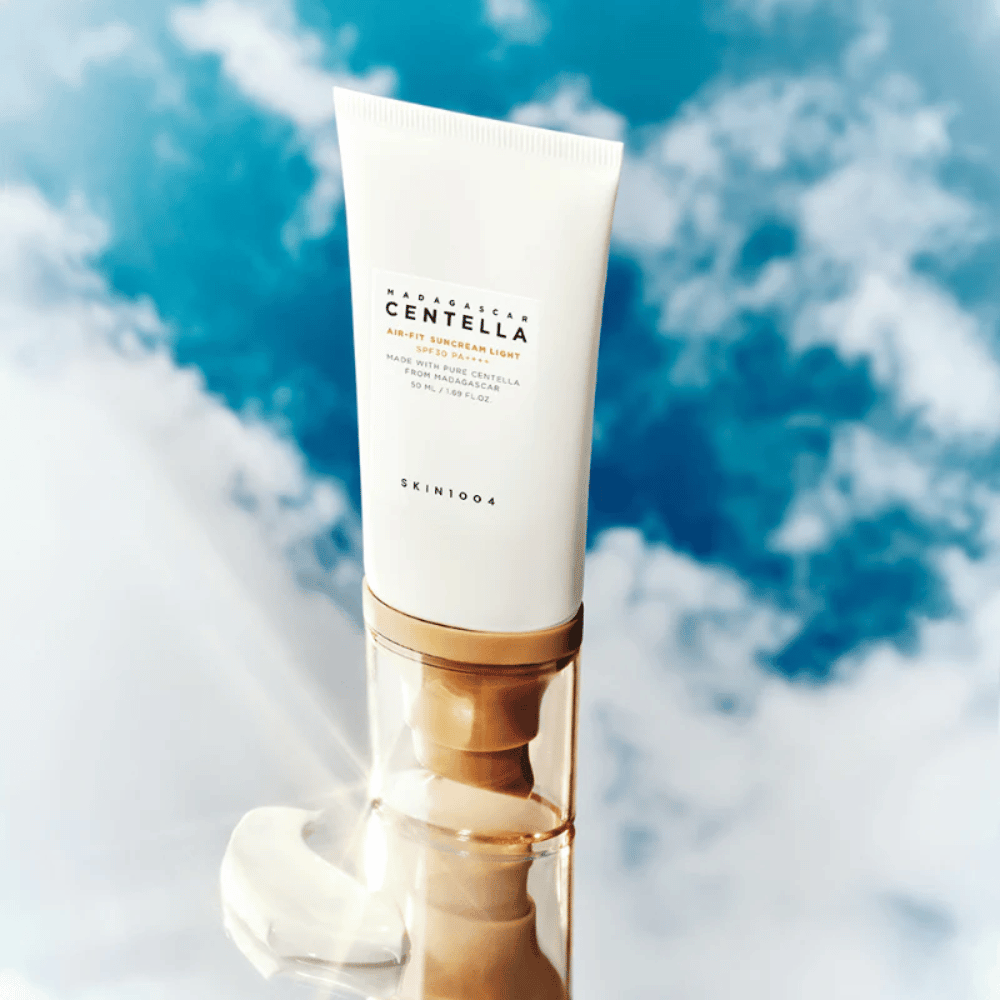 SKIN1004 Madagascar Centella Air-Fit Suncream Light SPF30 PA++++ – ελαφριά αντηλιακή κρέμα με centella asiatica που προστατεύει το δέρμα από την ακτινοβολία UV και προσφέρει ενυδάτωση χωρίς να είναι βαριά.