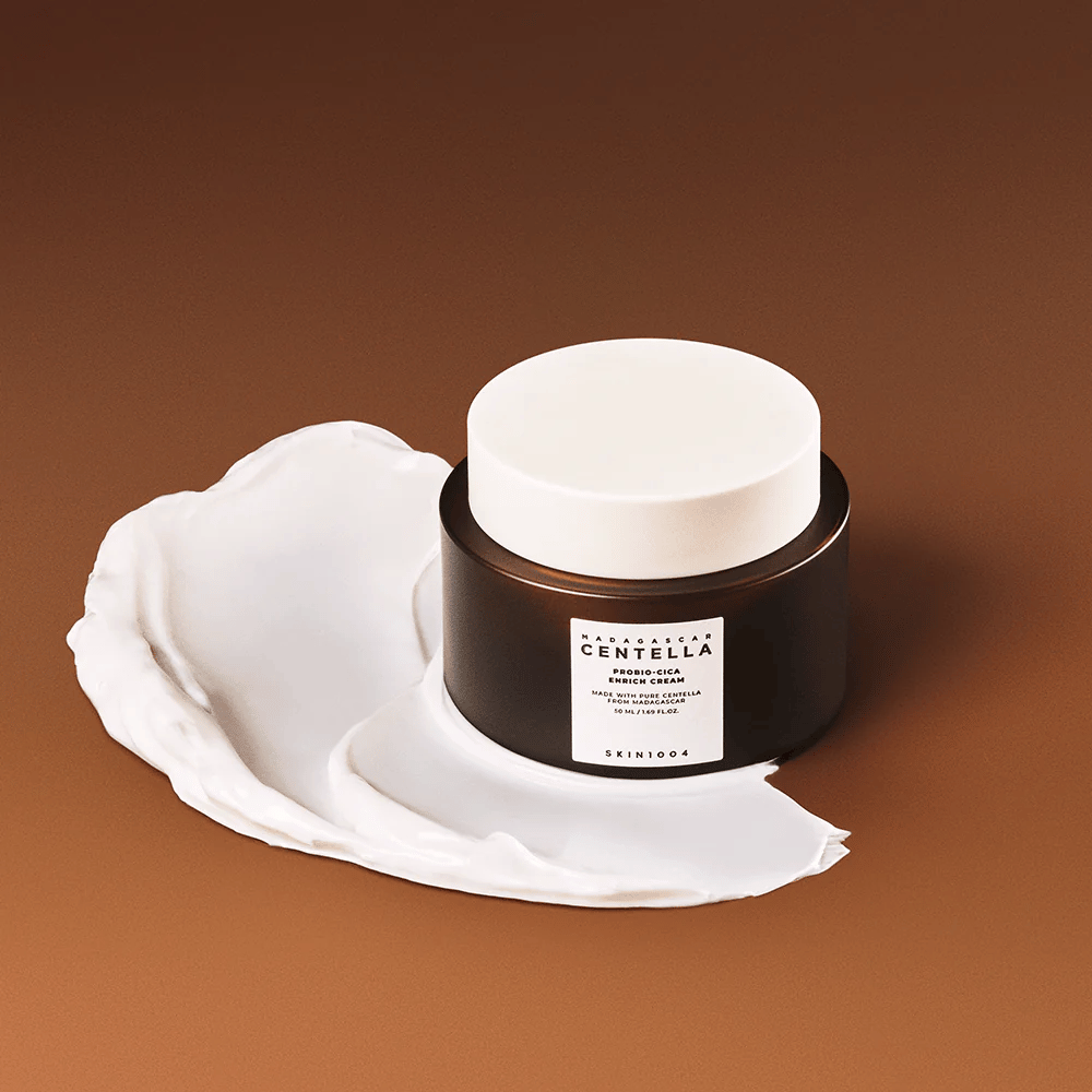 SKIN1004 Madagascar Centella Probio-Cica Enrich Cream τοποθετημένο σε ένα στρώμα κρέμας - ενυδατική και καταπραϋντική κρέμα προσώπου με centella asiatica.