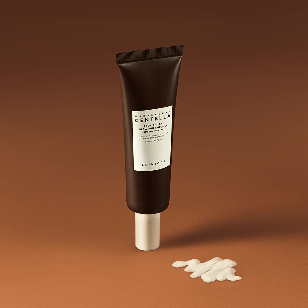 SKIN1004 Madagascar Centella Probio-Cica Glow Sun Ampoule έχει μια μεταξένια, ελαφρώς χρωματισμένη φόρμουλα που συγχωνεύεται με το δέρμα. Προστατεύει με SPF50+ PA++++, ενυδατώνει βαθιά και προσφέρει φυσική λάμψη - ιδανικό για καθημερινή χρήση.
