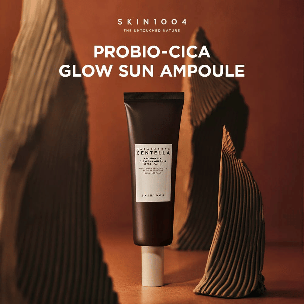 SKIN1004 Madagascar Centella Probio-Cica Glow Sun Ampoule – ένα πλούσιο σε θρεπτικά συστατικά αντηλιακό με SPF50+ PA++++ που προσφέρει λάμψη, προστατεύει και ενισχύει το φράγμα του δέρματος με προβιοτικά και centella από τη Μαδαγασκάρη. Κατάλληλο και για ευαίσθητο δέρμα.