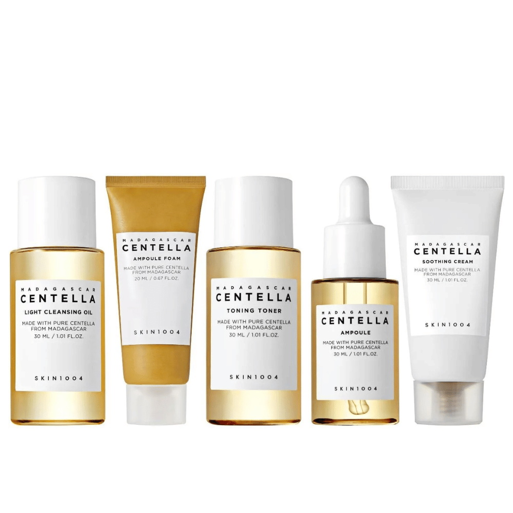Madagascar Centella Travel Kit περιέχει πέντε προϊόντα για μια πλήρη ρουτίνα περιποίησης δέρματος. Περιλαμβάνει ελαφρύ λάδι καθαρισμού, αφρό αμπούλας, τόνερ τόνωσης, αμπούλα και καταπραϋντική κρέμα. Ιδανικό για να ενυδατώνει και να καταπραΰνει το δέρμα όπου κι αν βρίσκεστε.