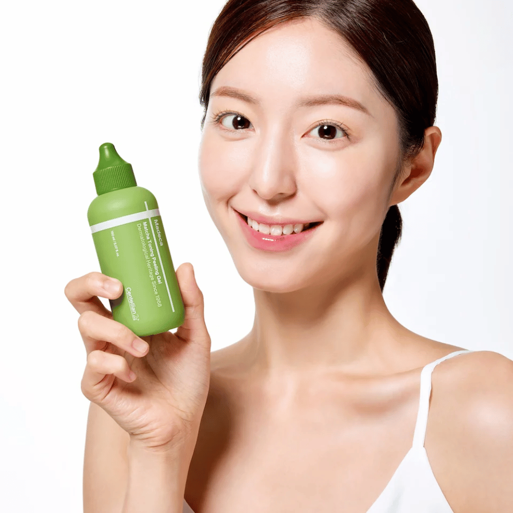 Centellian24 Madeca Matcha Toning Peeling Gel στο χέρι – κορεάτικη απολέπιση προσώπου που βοηθά στην απαλή απολέπιση του δέρματος και στη βελτίωση της λάμψης του δέρματος.