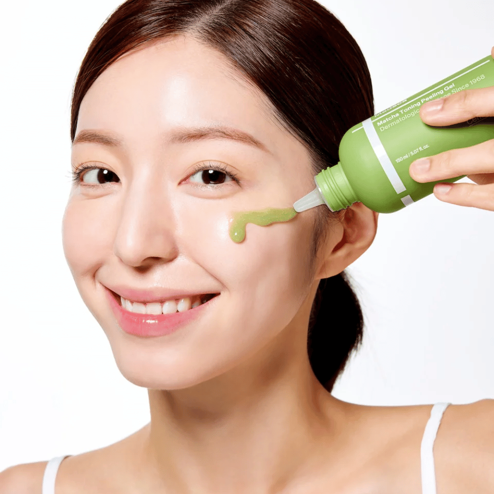 Άτομο που εφαρμόζει Centellian24 Madeca Matcha Toning Peeling Gel – ήπια απολέπιση που βοηθά στην απομάκρυνση των νεκρών κυττάρων του δέρματος και κάνει το δέρμα πιο απαλό και λαμπερό.