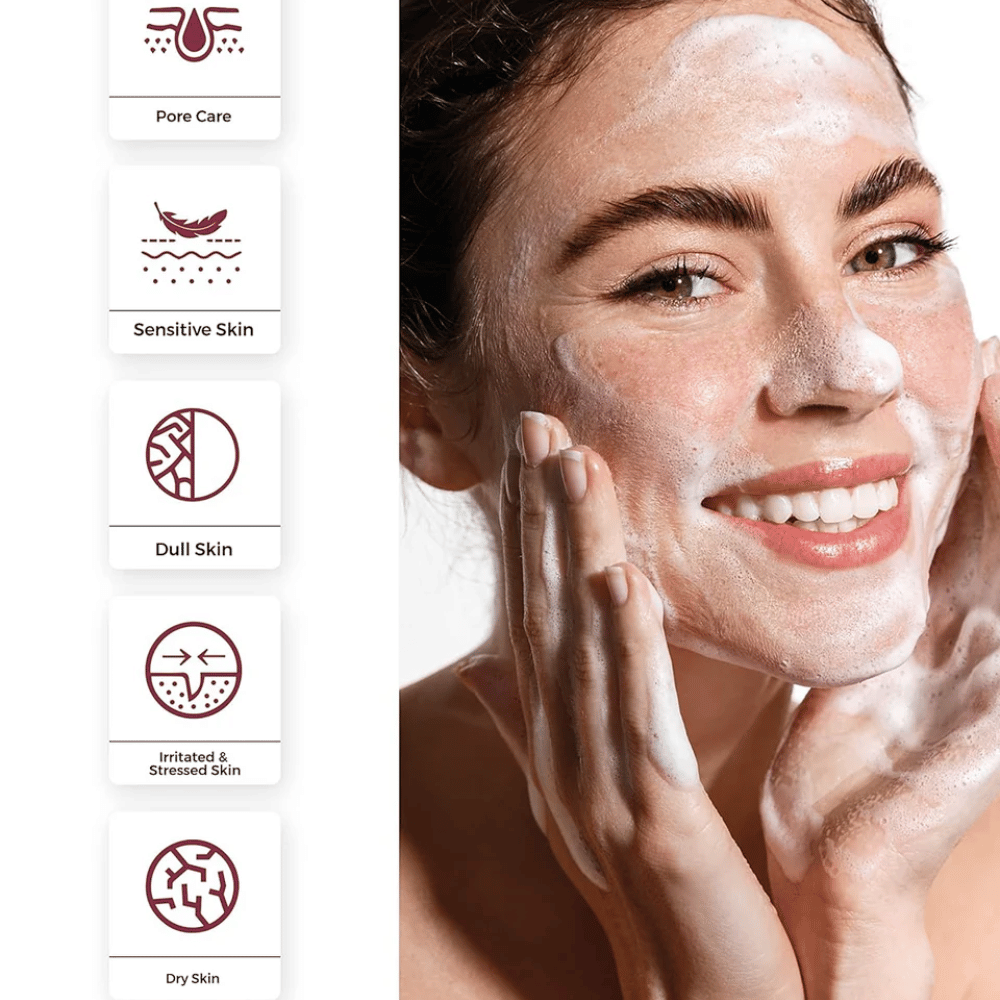 Άτομο που χρησιμοποιεί Centellian24 Madeca Amino Acid Cleansing Foam – απαλό κορεάτικο καθαριστικό προσώπου που δημιουργεί έναν απαλό αφρό και βοηθά στον καθαρισμό των πόρων καθώς και στην ηρεμία του ευαίσθητου δέρματος.