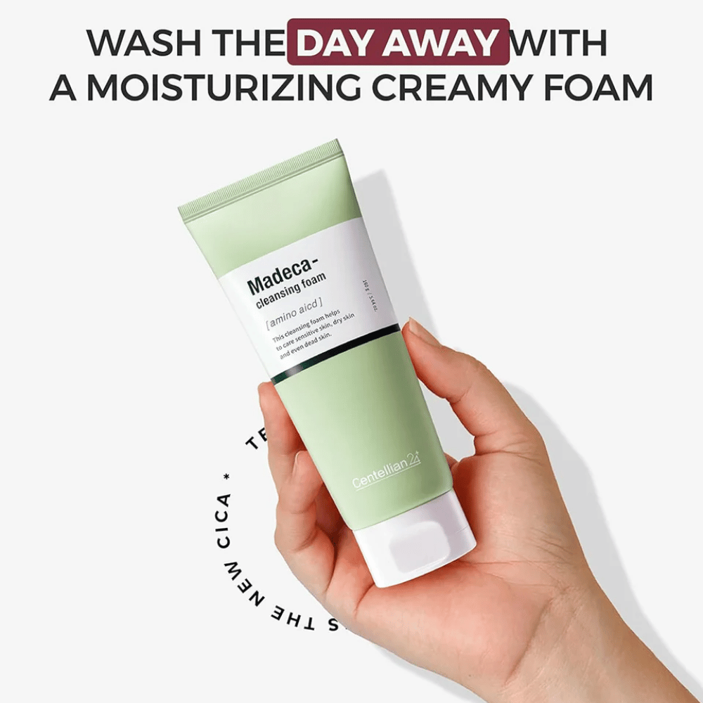 Centellian24 Madeca Amino Acid Cleansing Foam στο χέρι – κορεάτικο καθαριστικό προσώπου με αμινοξέα και Centella Asiatica που δημιουργεί έναν κρεμώδη αφρό και καθαρίζει το δέρμα απαλά χωρίς να το ξηραίνει.