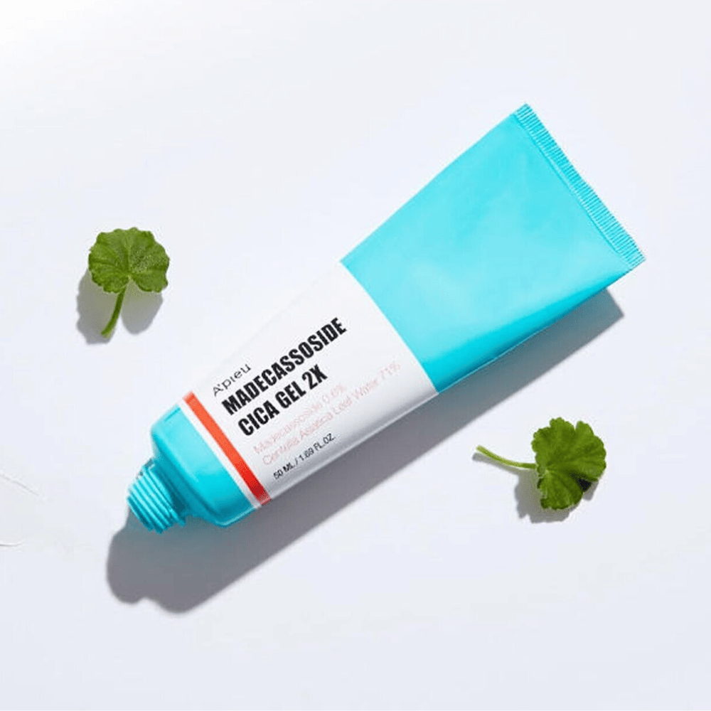 A’pieu Madecassoside Cica Gel 2X σε μπλε σωλήνα με λευκή ετικέτα, περιτριγυρισμένο από τρία πράσινα φύλλα centella asiatica σε λευκό φόντο.