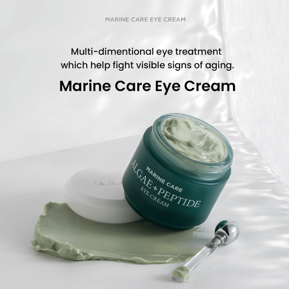Heimish Marine Care Algae + Peptide Eye Cream σε ένα ανοιχτό βάζο με πρασινωπή κρέμα. Η κρέμα είναι απλωμένη δίπλα στο βάζο και ένας εφαρμογέας βρίσκεται δίπλα. Το προϊόν καταπολεμά τα σημάδια γήρανσης και προσφέρει εντατική ενυδάτωση.