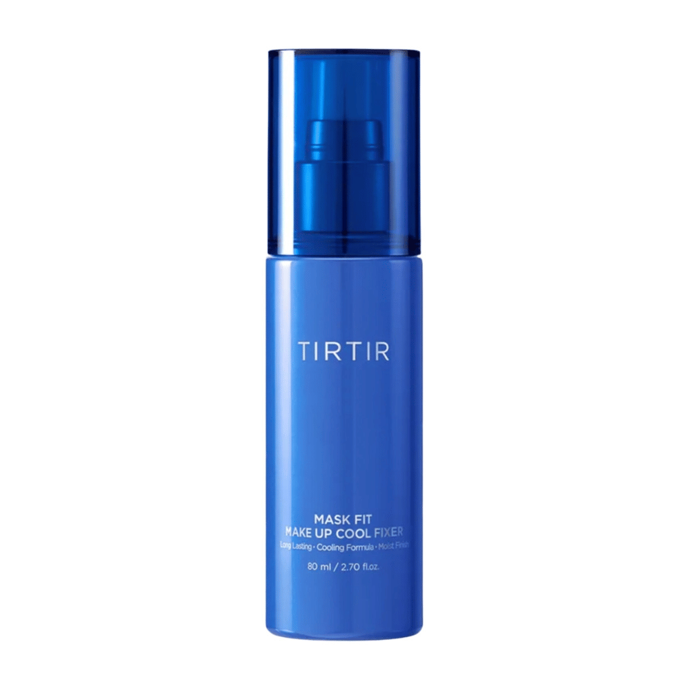 Ένα μπλε μπουκάλι σπρέι με "TIRTIR Mask Fit Make Up Cool Fixer" στην ετικέτα. Ο σχεδιασμός της φιάλης είναι κομψός και μοντέρνος, και περιέχει 80 ml (2,70 fl. oz.) ενός προϊόντος που προσφέρει μακράς διάρκειας και δροσιστικό φινίρισμα για το μακιγιάζ.