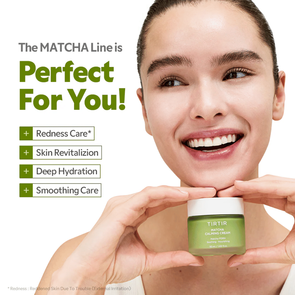 Γυναίκα κρατά TIRTIR Matcha Calming Cream που καταπραΰνει το κοκκινισμένο δέρμα, προσφέρει βαθιά ενυδάτωση και ενισχύει τον δερματικό φραγμό για υγιή λάμψη.