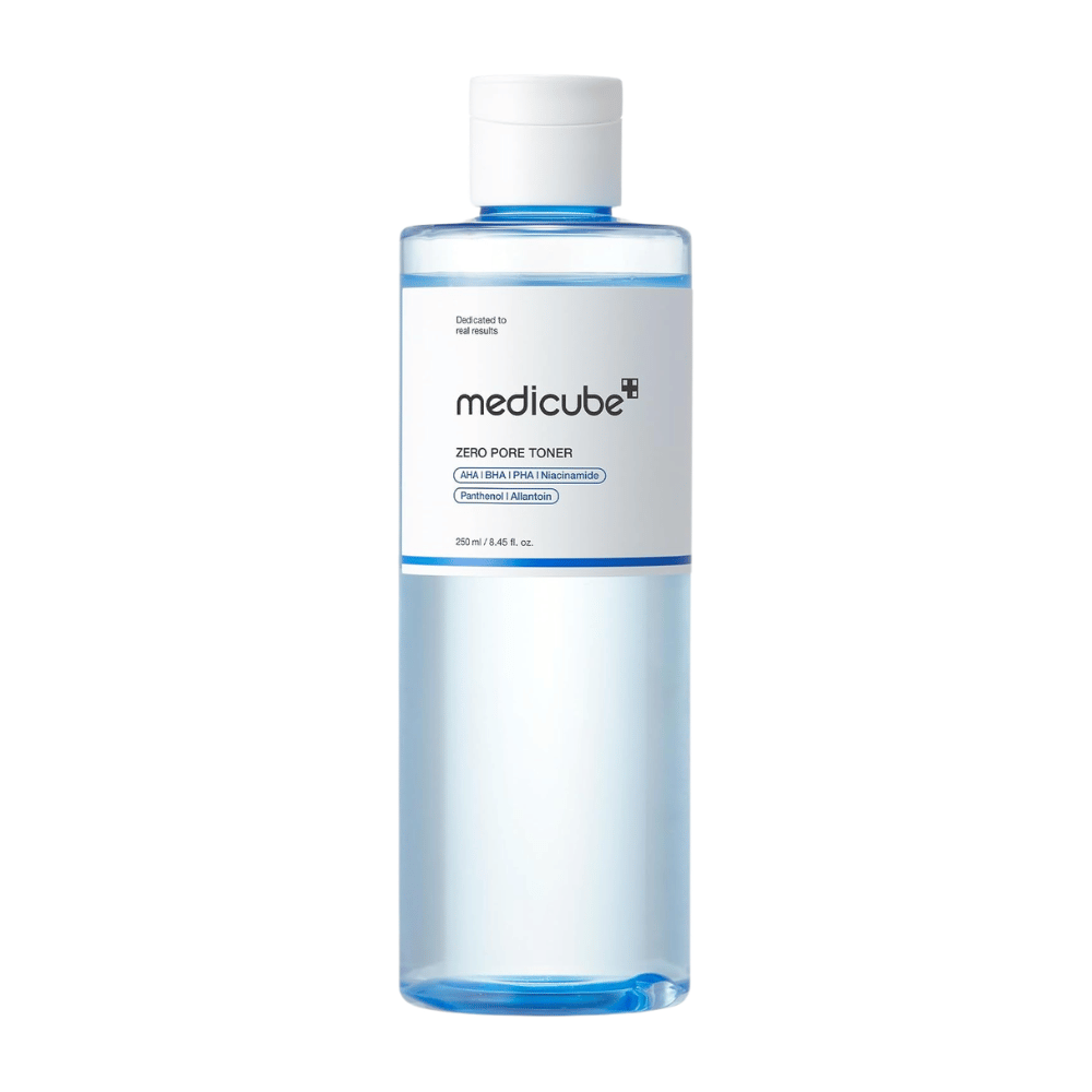 Medicube Zero Pore Toner 250 ml, απολεπιστικό τόνερ προσώπου με AHA, BHA, PHA και νιασιναμίδη σε ένα διαφανές μπλε μπουκάλι με λευκό φόντο.