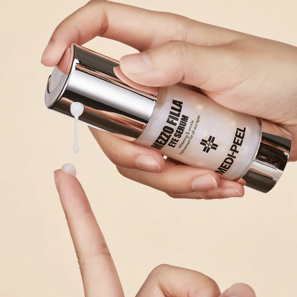 Εφαρμογή του MEDI-PEEL Mezzo Filla Eye Serum στην άκρη του δακτύλου – ελαφρύς ορός ματιών που απορροφάται γρήγορα και παρέχει έντονη υγρασία καθώς και αντιγηραντική δράση.