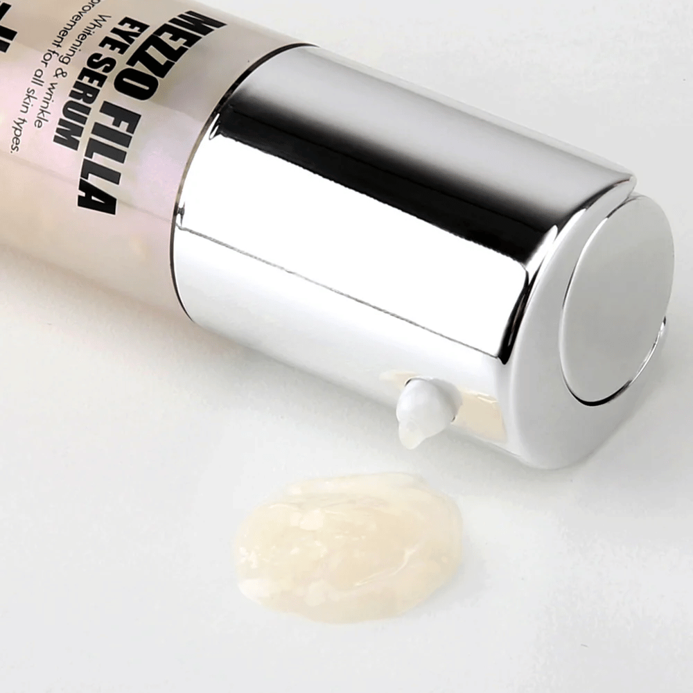 MEDI-PEEL Mezzo Filla Eye Serum σε ασημένια συσκευασία με ορατή υφή ορού – κορεατικός ορός ματιών που ενυδατώνει, γεμίζει και καταπολεμά τις λεπτές γραμμές γύρω από τα μάτια.