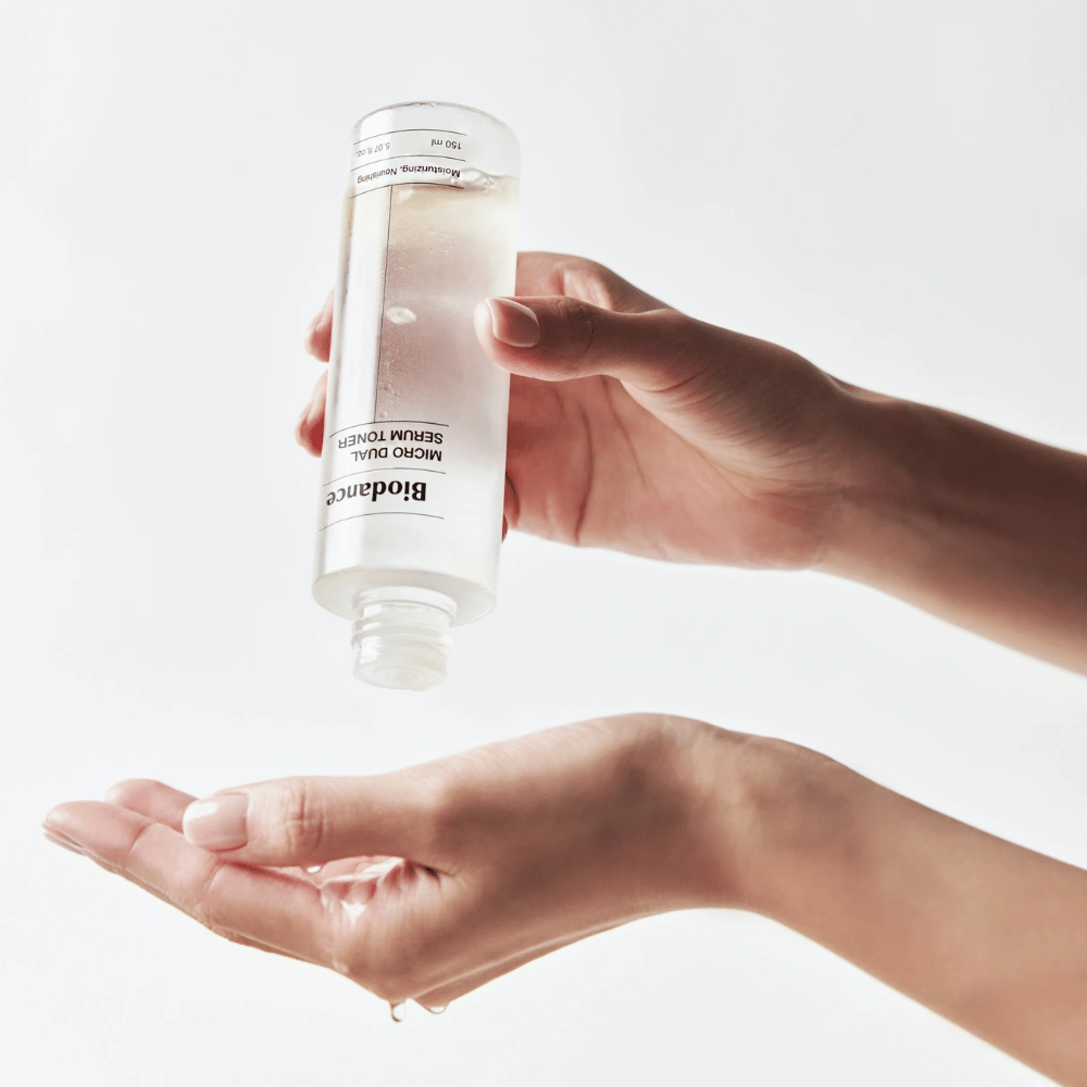 Biodance Micro Dual Serum Toner εφαρμόζεται στο χέρι – ενυδατική και θρεπτική τονωτική λοσιόν προσώπου με αίσθηση ορού για ξηρό και ευαίσθητο δέρμα