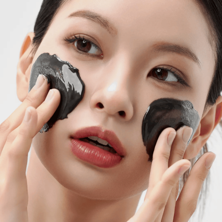 Κοντινή λήψη εφαρμογής Πώς Midnight Soothing Cleansing Balm στο πρόσωπο. Μαλακό καθαριστικό balm που διαλύει τις ακαθαρσίες και προσφέρει μια ήρεμη αίσθηση δέρματος.