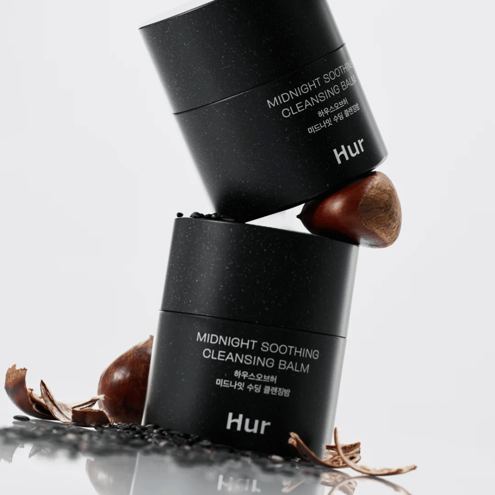 Δύο βάζα Πώς Midnight Soothing Cleansing Balm στοιβαγμένα με φυσικά συστατικά. Θρεπτικό καθαριστικό balm για καθημερινό καθαρισμό ευαίσθητου δέρματος.