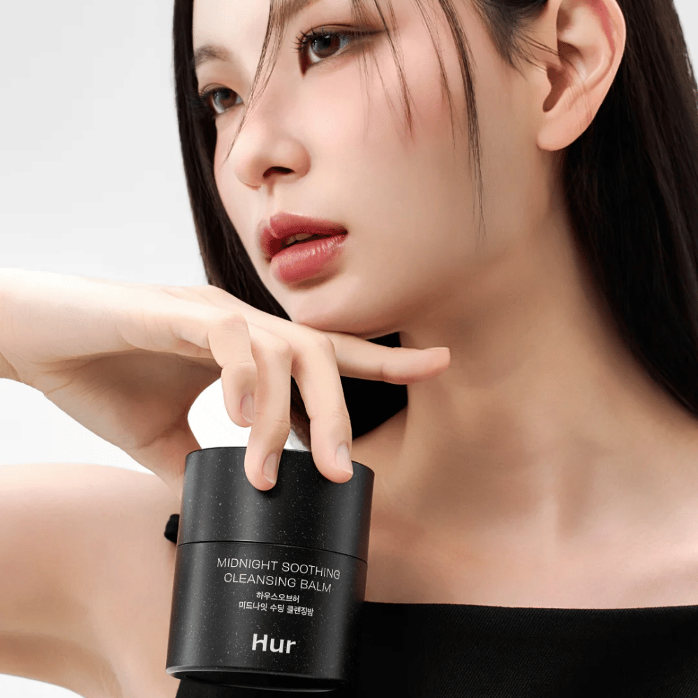 Μοντέλο κρατάει Πώς Midnight Soothing Cleansing Balm. Κορεάτικο καθαριστικό balm που αφαιρεί αποτελεσματικά το μακιγιάζ και καθαρίζει το δέρμα χωρίς ερεθισμούς.
