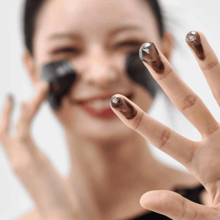 Μοντέλο εφαρμόζει Πώς Midnight Soothing Cleansing Balm στο δέρμα. Κρεμώδες καθαριστικό balm που καθαρίζει σε βάθος και αφήνει το δέρμα μαλακό και ισορροπημένο.