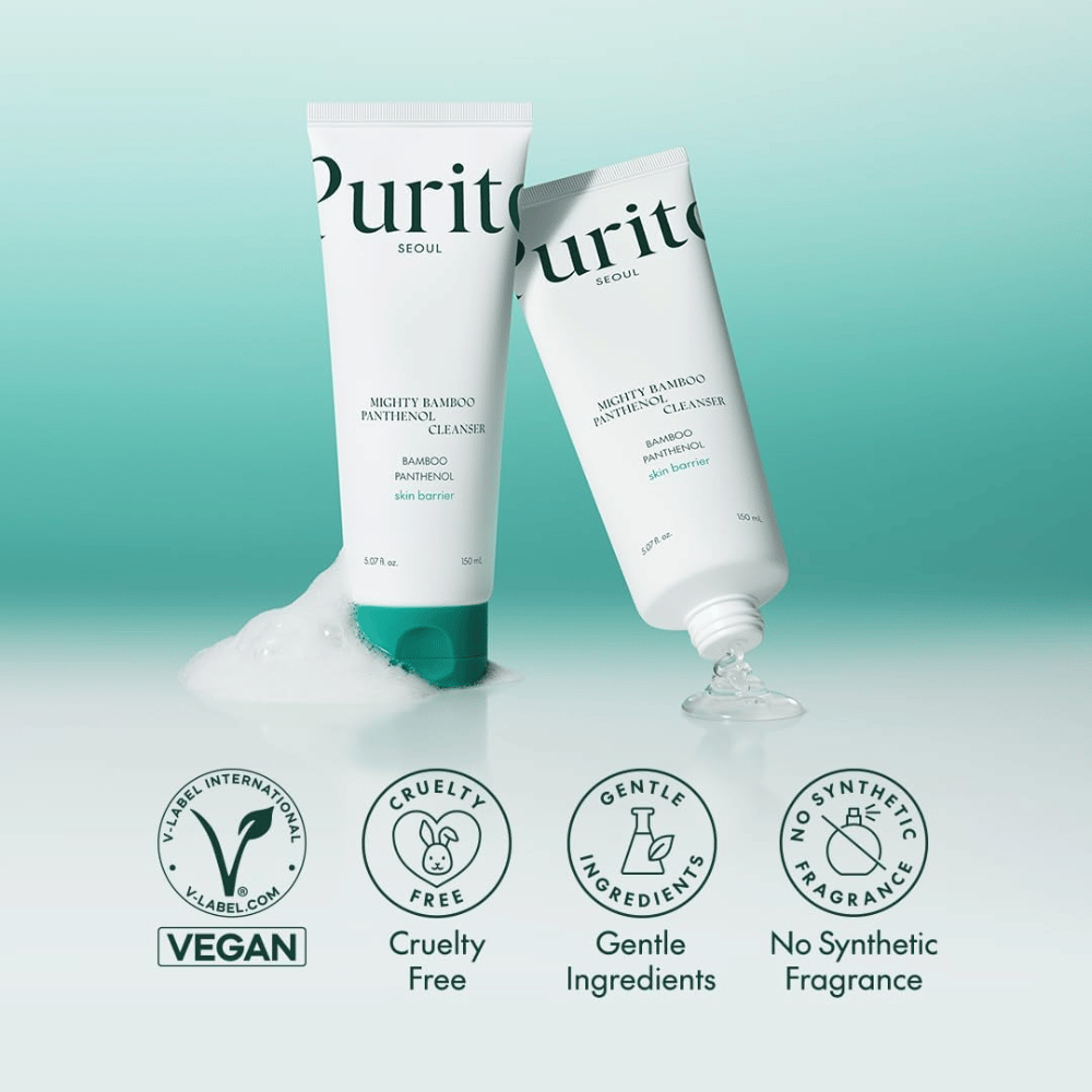 Δύο συσκευασίες του Purito Mighty Bamboo Panthenol Cleanser εμφανίζονται με αφρό, μαζί με εικονίδια για βίγκαν, cruelty-free και φόρμουλα χωρίς άρωμα.