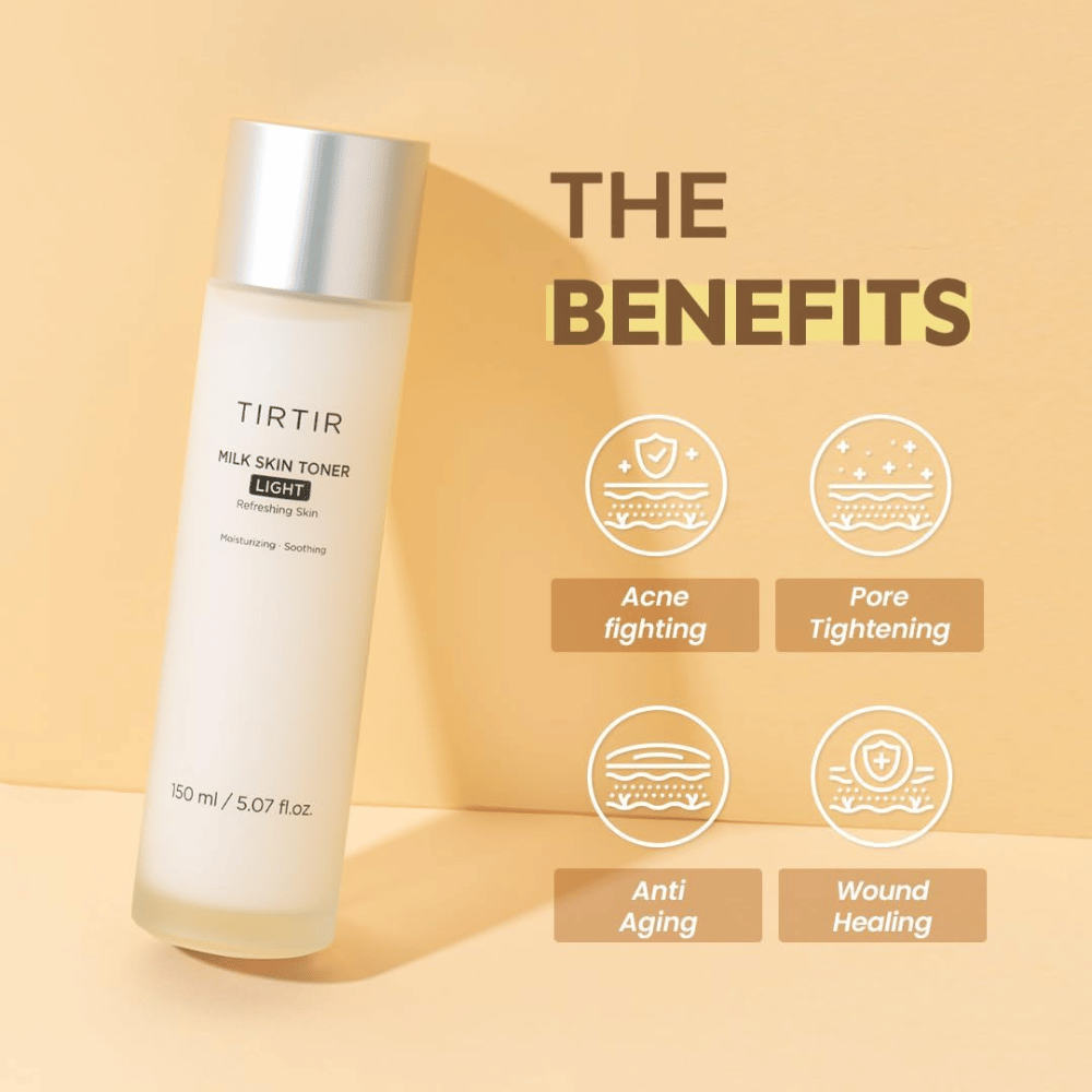 Εικόνα προϊόντος του "TIRTIR Milk Skin Toner Light" σε κίτρινο φόντο με το κείμενο "THE BENEFITS". Το μπουκάλι παρουσιάζεται με εικονίδια που τονίζουν τις ιδιότητές του: καταπολεμά την ακμή, συσφίγγει τους πόρους, αντιγήρανση και θεραπεύει πληγές.