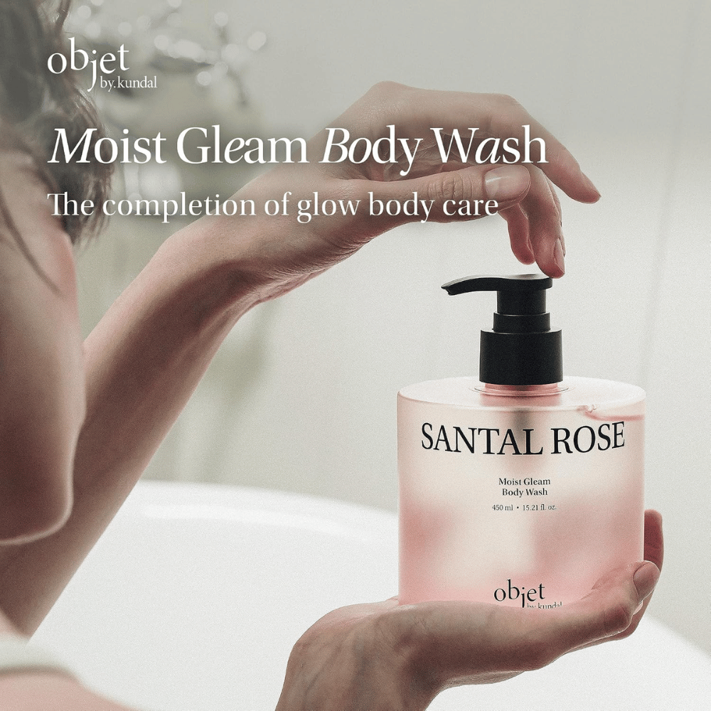 Objet by KUNDAL Santal Rose Moist Gleam Body Wash 450 ml – ενυδατικό και απολεπιστικό καθαριστικό σώματος για απαλή, λαμπερή επιδερμίδα.
