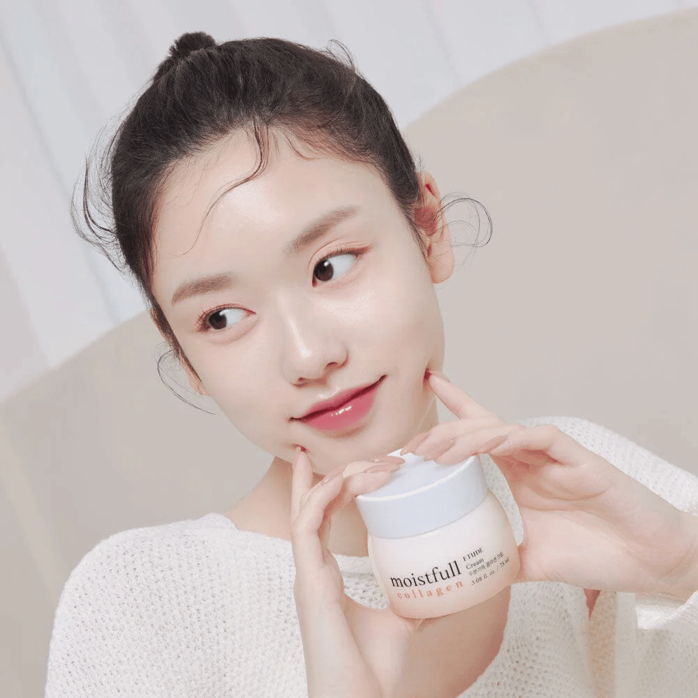 Γυναίκα κρατάει ένα βάζο "Moistfull Collagen Cream", λευκή μπλούζα, χαμογελαστή.
