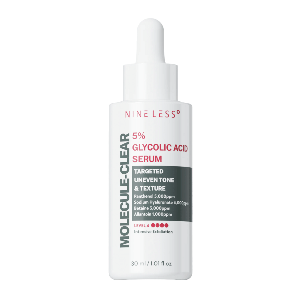 Nine Less Molecule-Clear 5% Glycolic Acid Serum σε λευκό μπουκάλι με πιπέτα, 30 ml. Απολεπιστικός ορός για ανομοιόμορφο τόνο και υφή δέρματος με πανθενόλη, υαλουρονικό οξύ, βεταΐνη και αλλαντοΐνη.